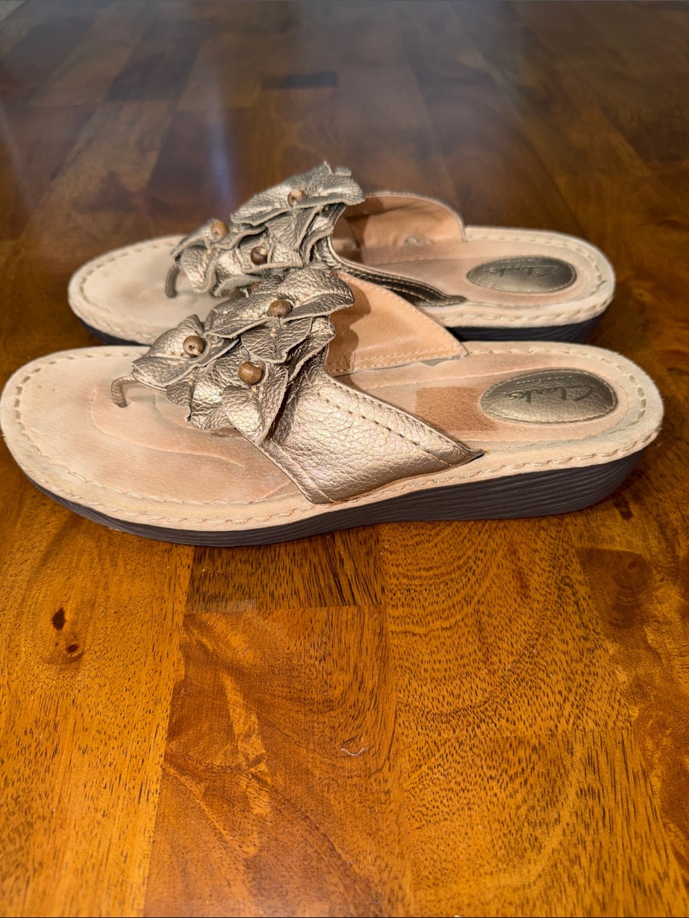 Clarks Artisan women’s 10 Metallic Gold Floral Wedge Thong Sandals - Picture 7 of 11